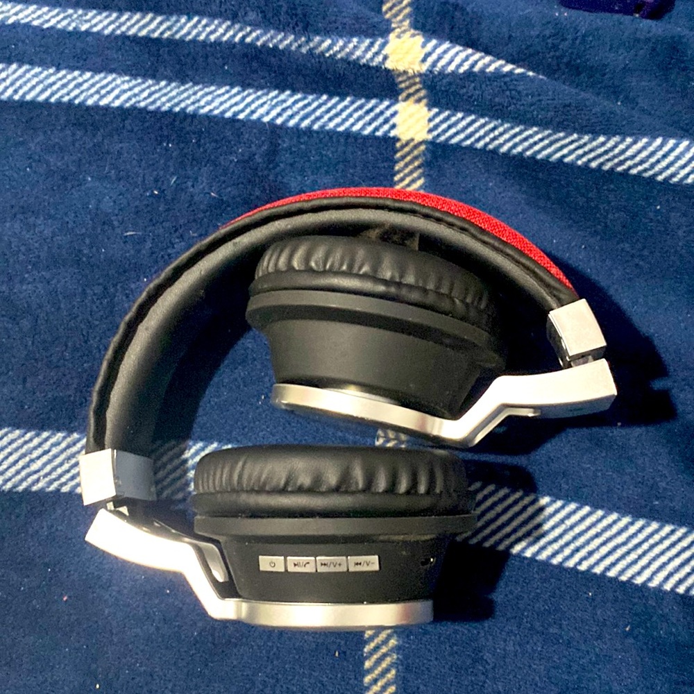 Wireless noise canceling headphones